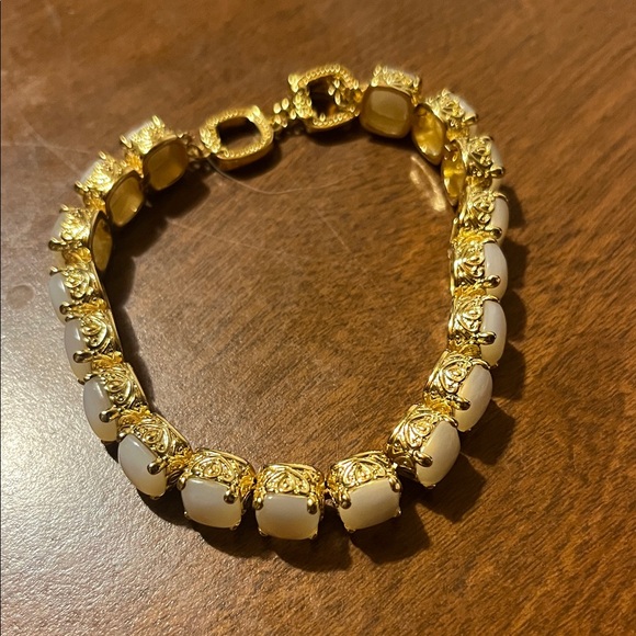 Elegant Gold and Cream Bracelet - Picture 2 of 5
